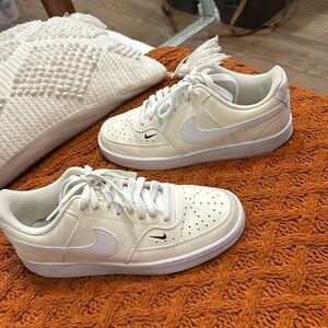 NIKE ,white tennis ,like New